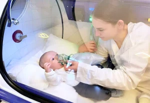 Kinder Säugling in der hyperbaren Kammer